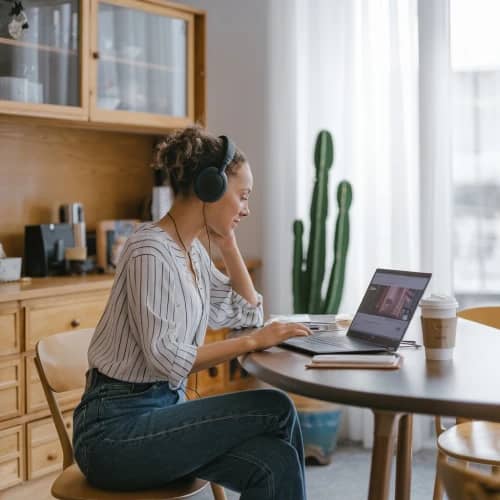 A imagem mostra uma mulher usando o tradutor de áudio