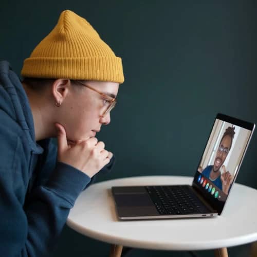 A imagem mostra um homem usando o tradutor de áudio